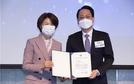 The Minister of Environment Han Jeong-ae (left) and Vice President of KT&G Bang Gyeong-man (right) take commemorative photos at the 2nd Declaration Ceremony for “Korean Pollution-Free Conversion 100 (K-EV100)” held at The Plaza Hotel in Jung-gu, Seoul on the 14th of this month.