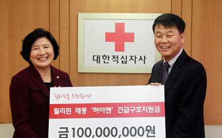 KT&G (CEO Min Young-jin) said that it will donate \100 million to the Philippines, which suffered enormous damage from Typhoon Haiyan. 