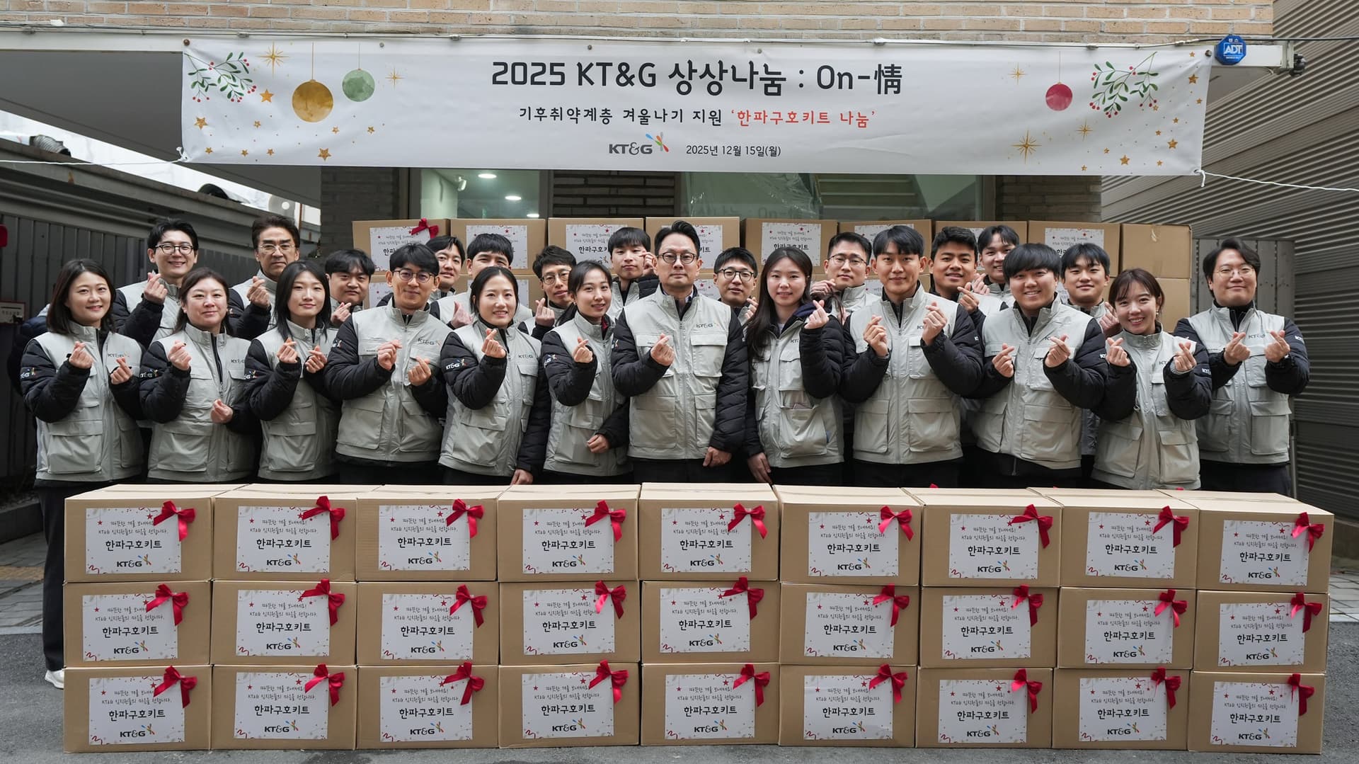 KT&G CEO Bang Kyung-man (center) poses for a commemorative pho