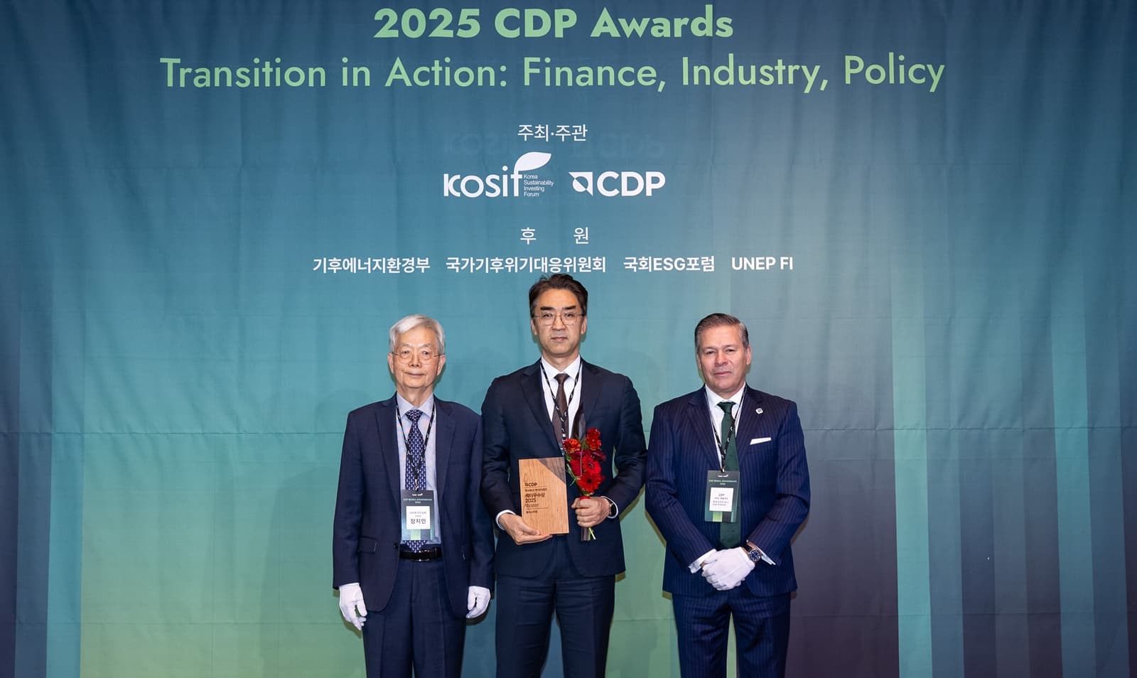 The photo shows Bae Su-min, Managing Director of KT&G Sustainability Management Division (center), p