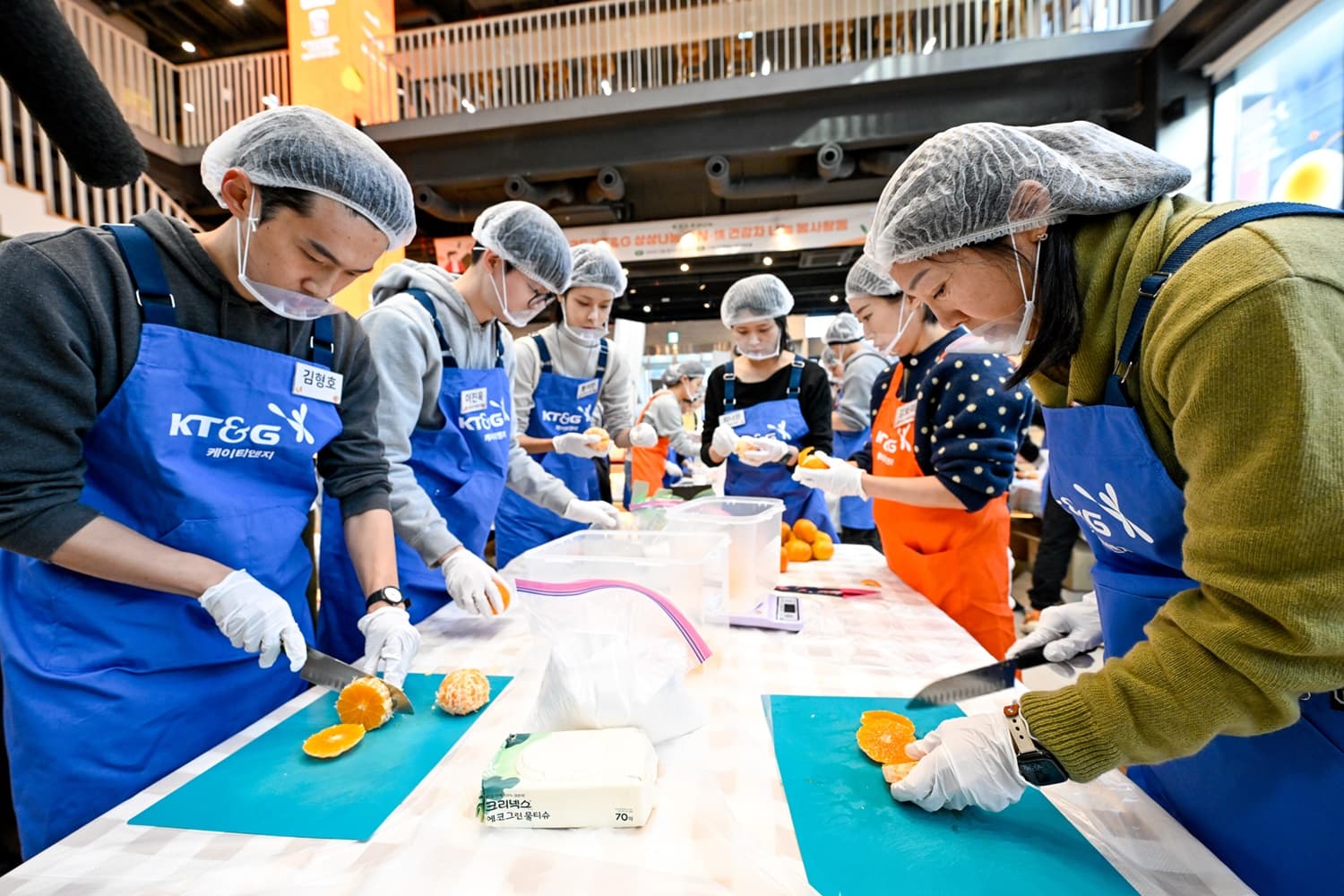 Participants are seen making the Healthy Tea Set in the photo.