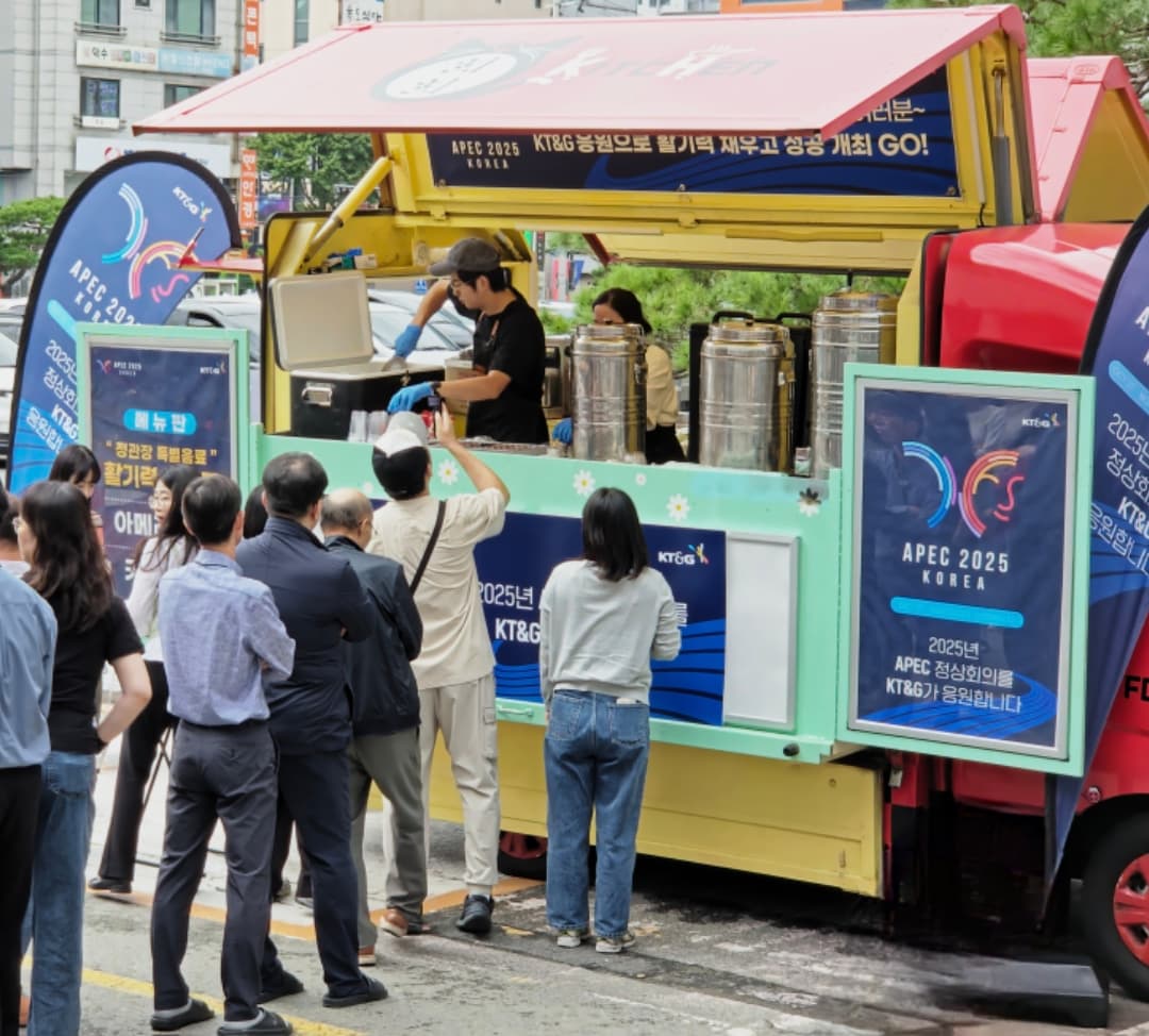 KT&G held a coffee truck event at Gyeongju City Hall on October 17, delivering messages of encourage