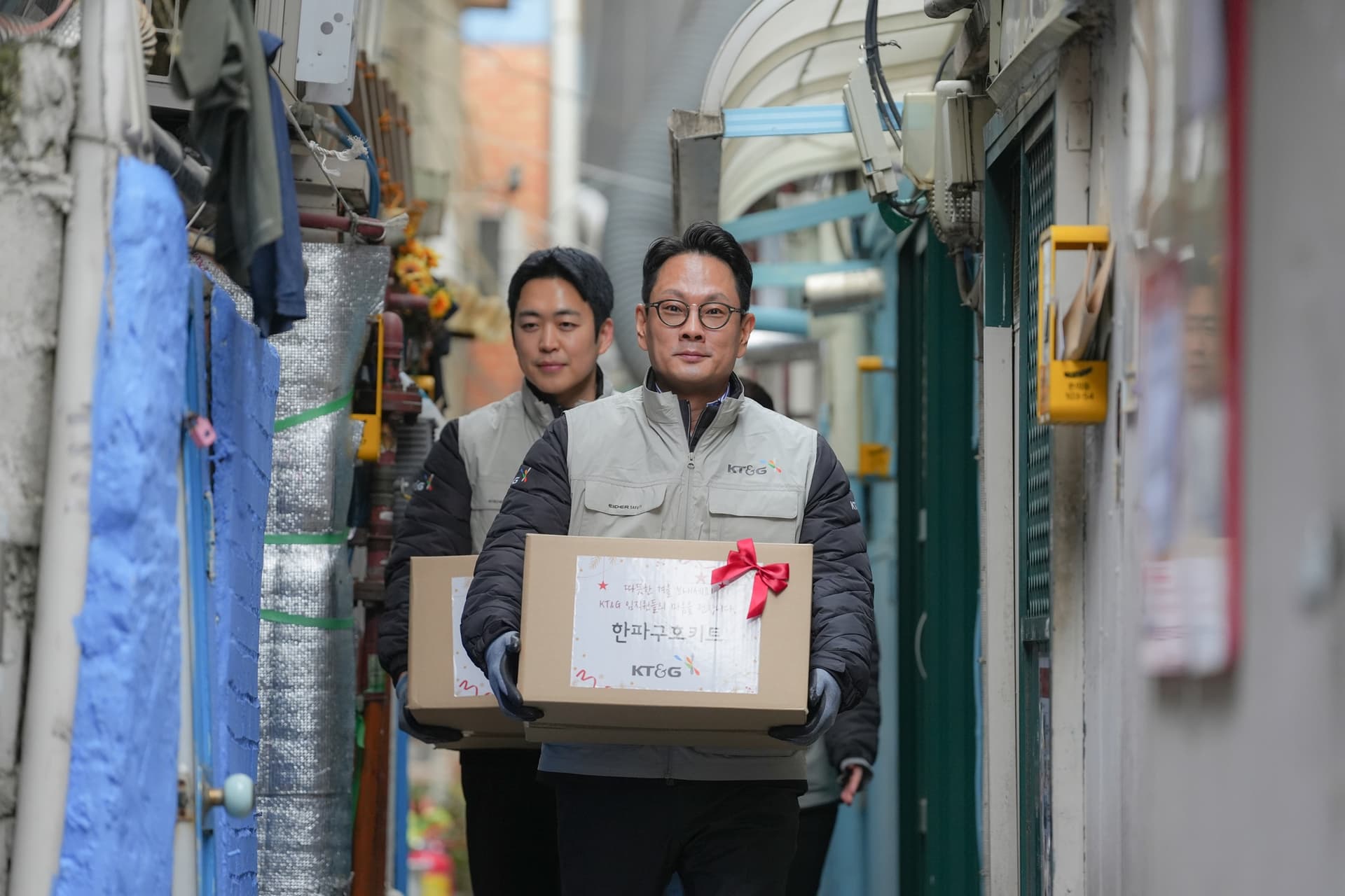 KT&G CEO Bang Kyung-man (center) poses for a commemorative pho