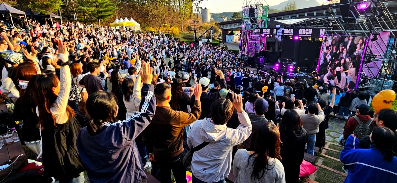 The photo shows musicians’ live performance on the festival’s main stage.