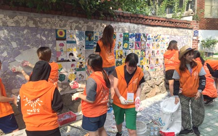 KT&G College Student Volunteers to Improve 27 Small Alleys via Wall Painting