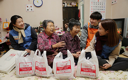 KT&G Donates Lunch Boxes on Weekends to People in Need from Sangsang Madang Chuncheon Festival Revenue