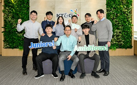 The photo shows Bang Kyung-man, Senior Executive Vice President of KT&G (front row, second and third from the left), and members of the Sangsang Junior Board Batch 3 taking a commemorative photo at the ceremony held on that day.