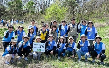 Photos of KT&G Welfare Foundation&#39;s Tree Planting Activity at Bukhansan