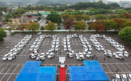 The KT&G Welfare Foundation held a compact car delivery ceremony on the October 8 at the Seoul Racehorse Park in Gwacheon with 200 persons related to social welfare agencies and Kim Dae-yeol the chair of Holt Children’s Services in attendance.
